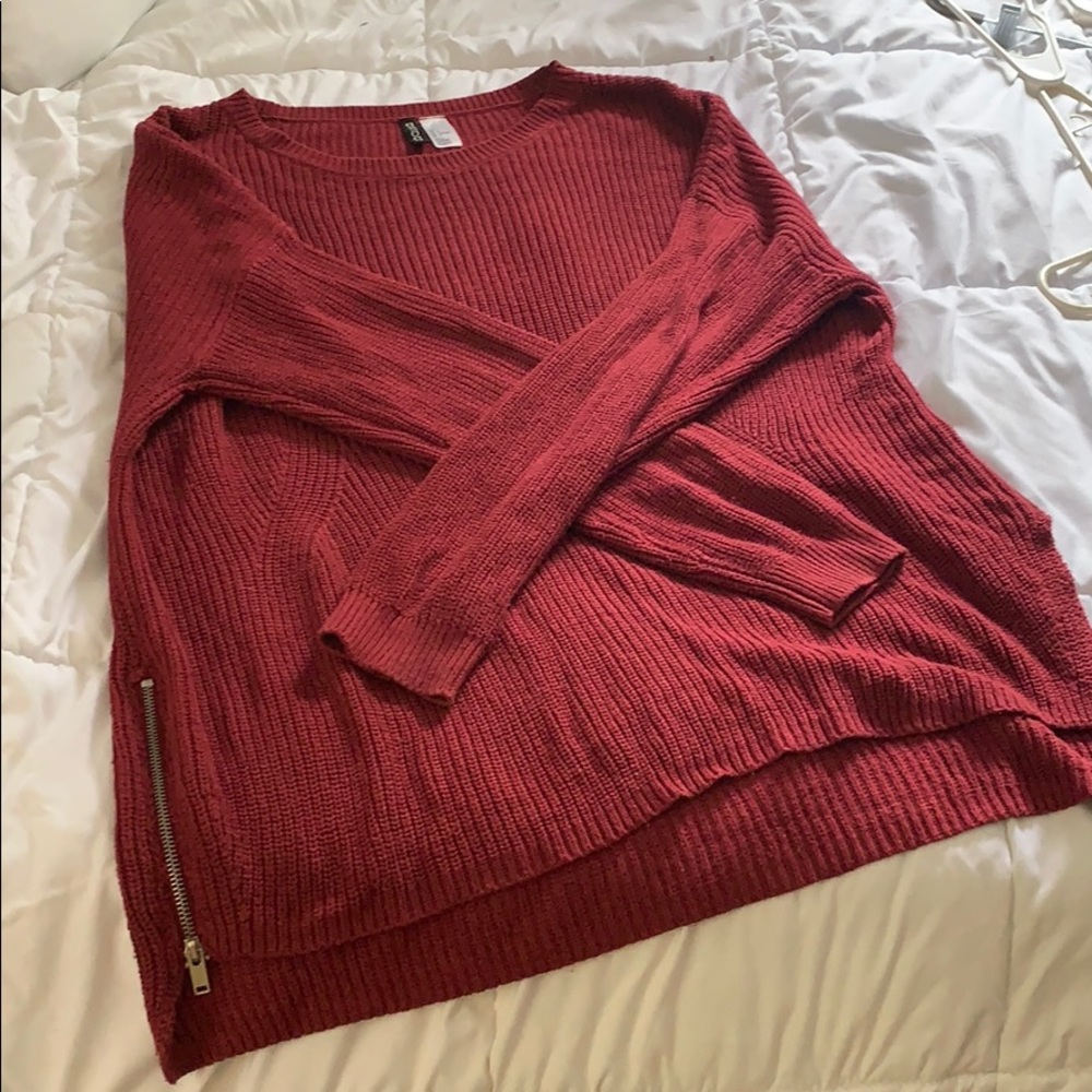 Sweater with zip detail. Burgundy.